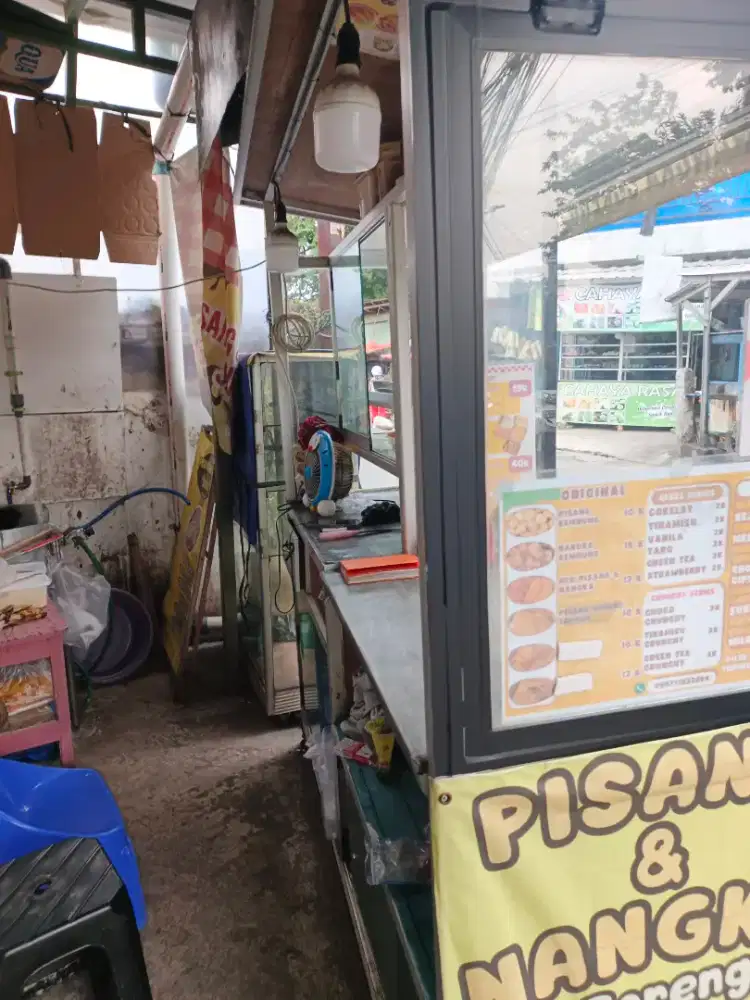 Gerobak bekas dan etalase kaca