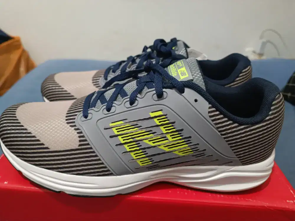 sepatu running cowok laki ORI New Balance size 10,5/44,5 baru gress