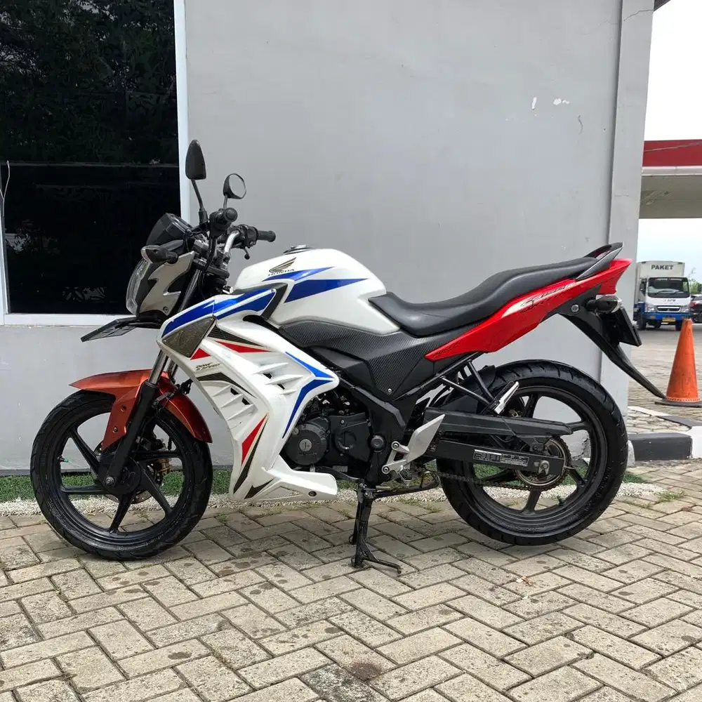 Honda CB 150R - Tahun 2014 - Motor Murah CB150R - FREE GRATIS HELM