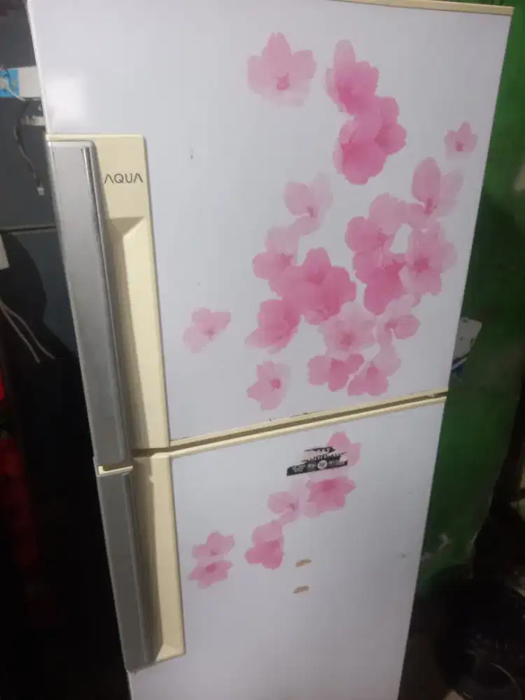 Dijual kulkas 2 pintu Aqua normal dijamin beku