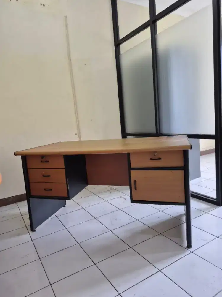 Meja Tulis Plywood (kondisi bagus) (ada dua)