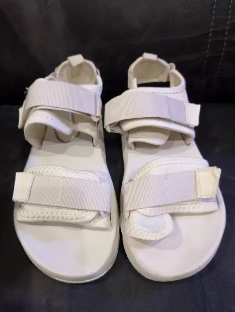 Sepatu sandal wanita