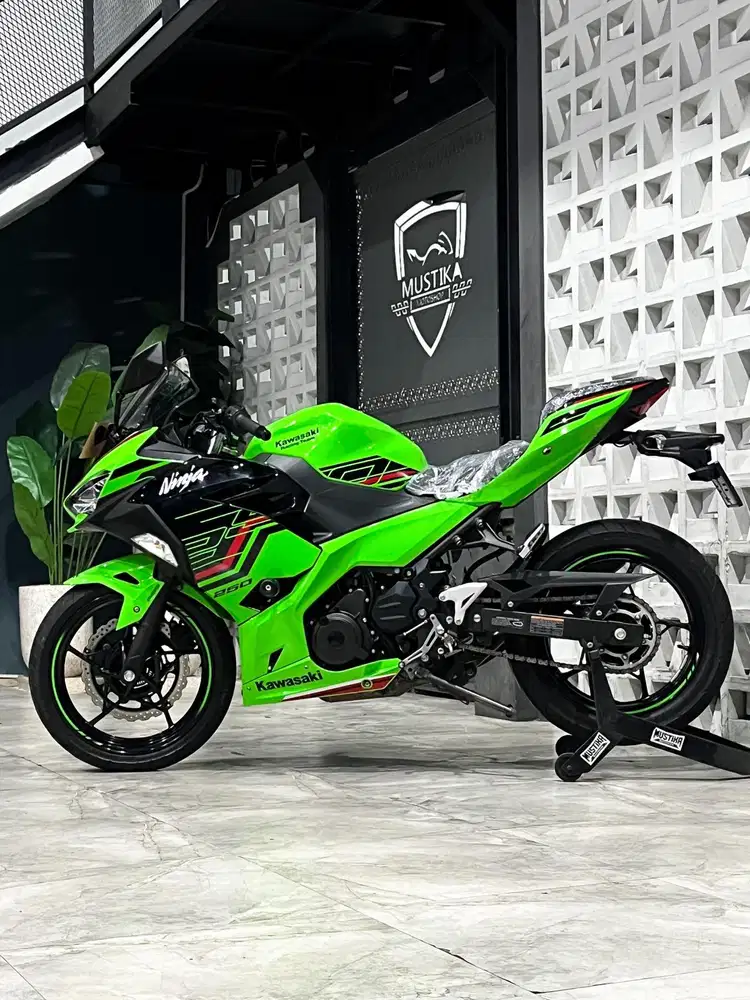 ODO 9RB!!Kawasaki Ninja 250 Keyless ABS th 2024 - Ayu Mustika