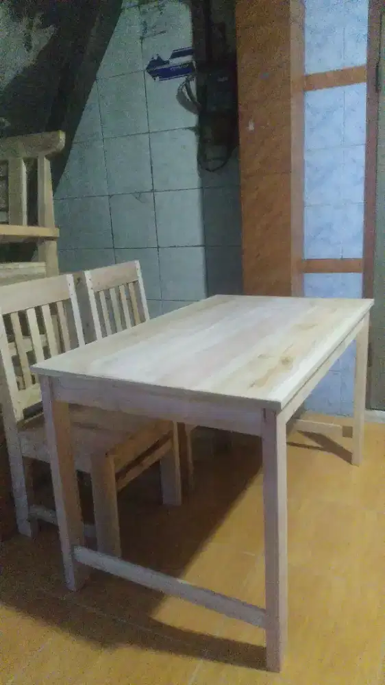 Meja makan/meja tamu