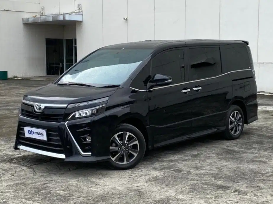 Pajak Panjang Toyota Voxy 2.0 Bensin-AT 2018 Hitam LDS