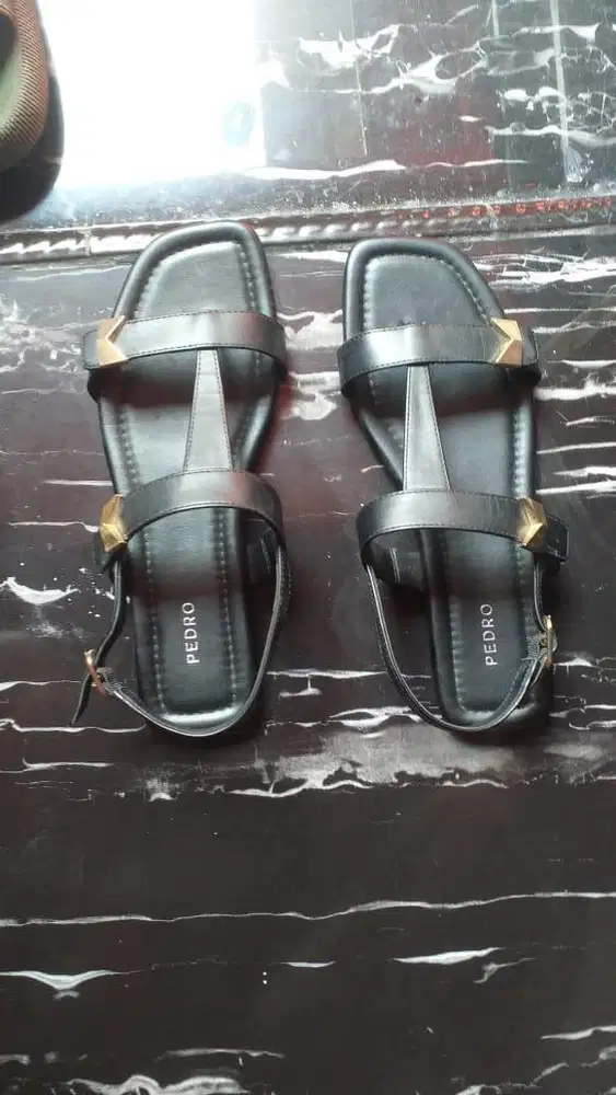 Sepatu sandal Pedro