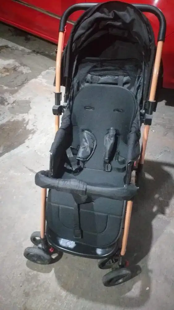 Stroller bayi bisa dilipat
