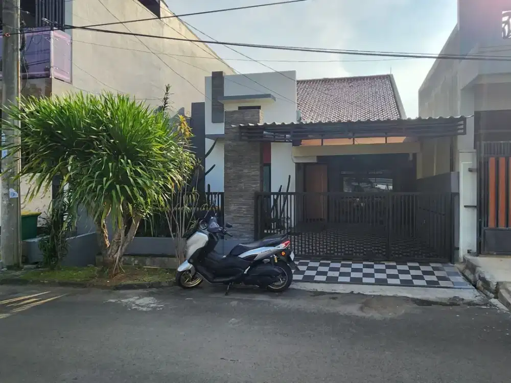 Dijual Cepat Rumah 2 Lantai Semi Furnished di Perumahan Mahkota Simprug, Tangerang