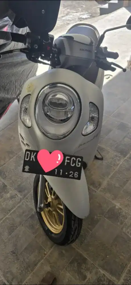 Scoopy prestige putih 2021