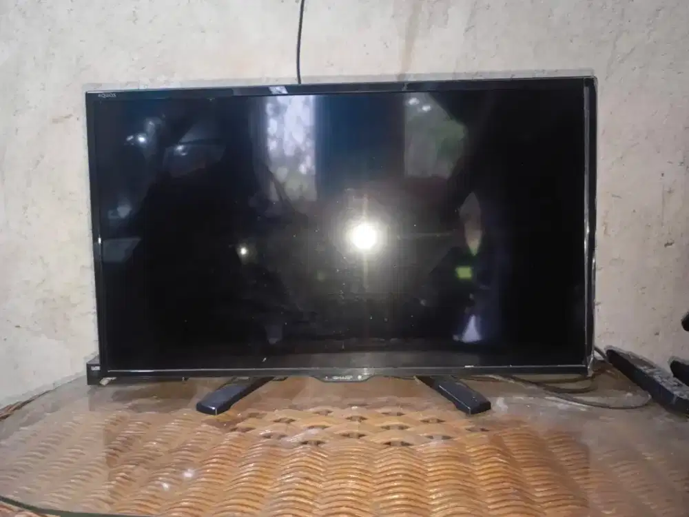 Dijual TV SHARP 24INCH Second.  termasuk set top box dan antena.Nego