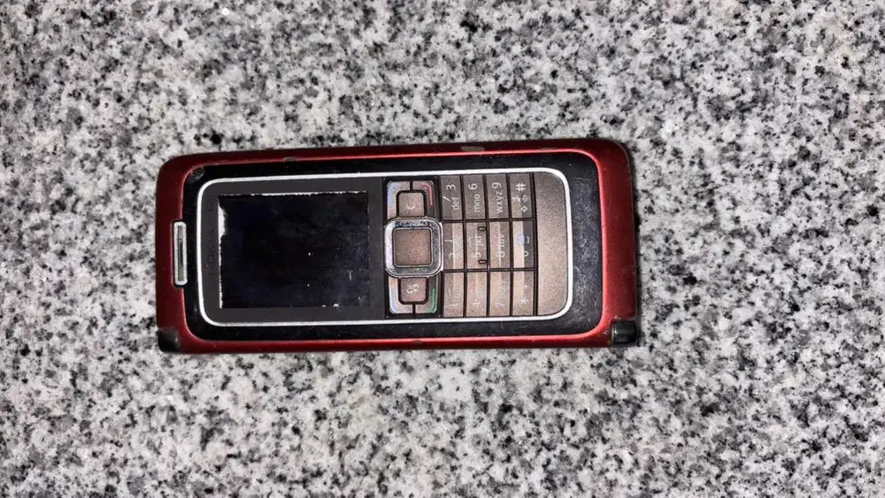 Nokia E90 mati untuk KOLEKSI