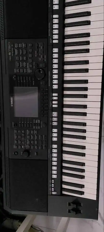 Yamaha PSR S750
