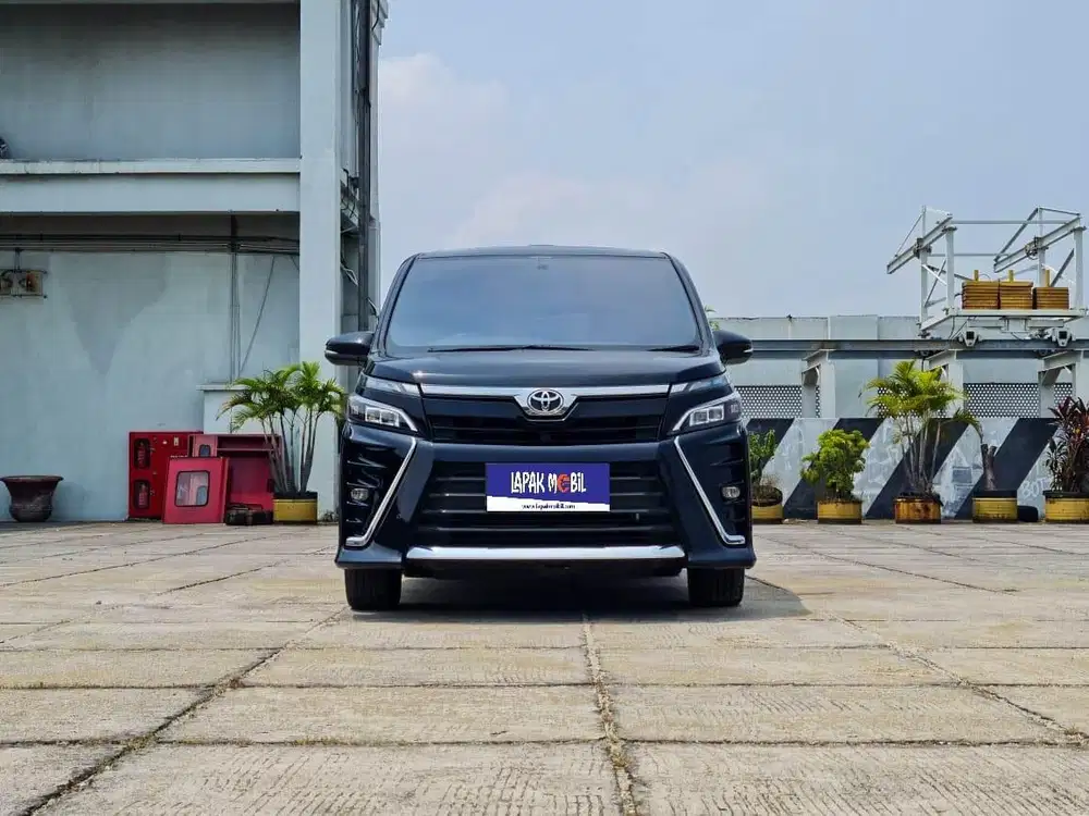 Toyota VOXY MATIC 2.0 AT 2021 Hitam KM 63RB