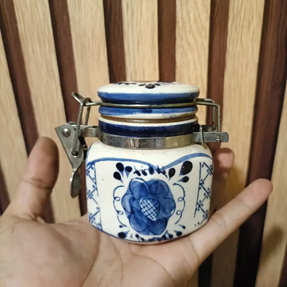 Wadah keramik antik biru putih