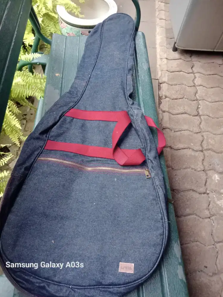 Jual tas gitar jumbo clasik...kondisi bagus merk arula