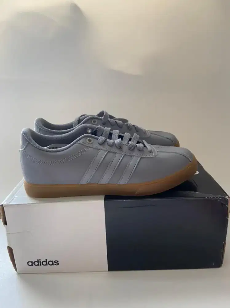 Sepatu tennis adidas