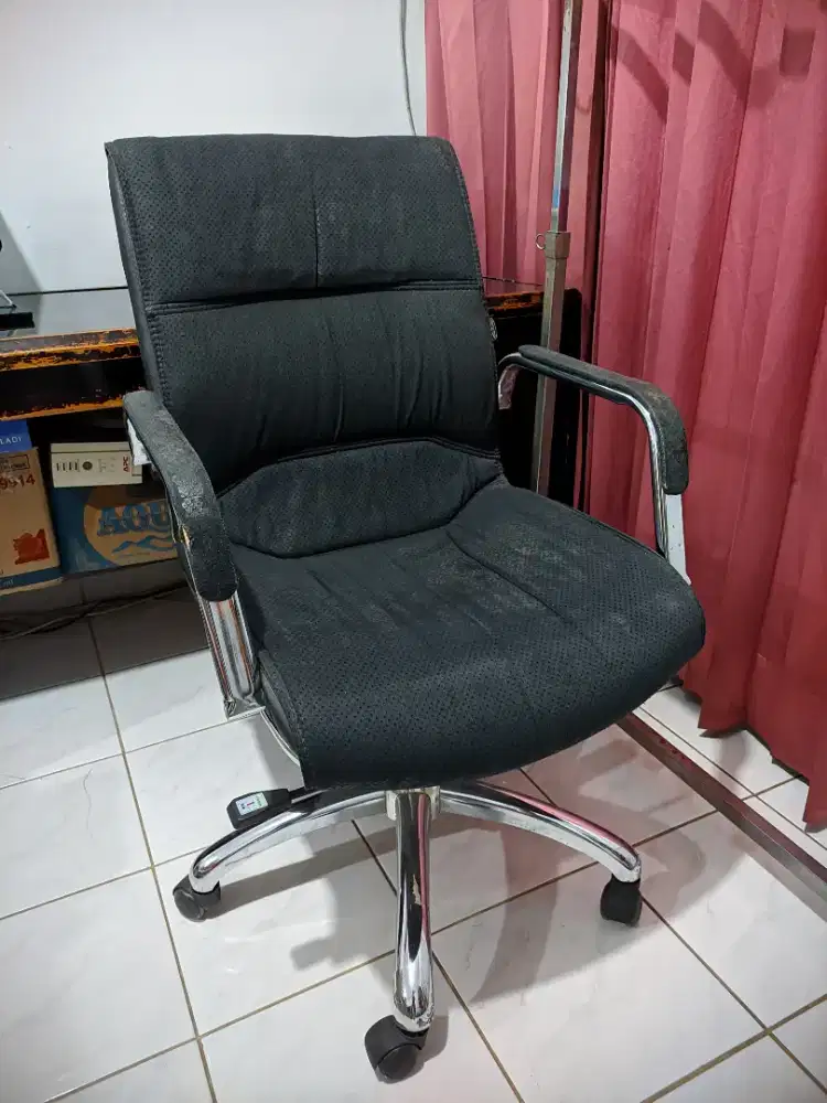 Kursi Bangku Kantor Direktur Elegan Hidrolik Hitam Kulit Informa