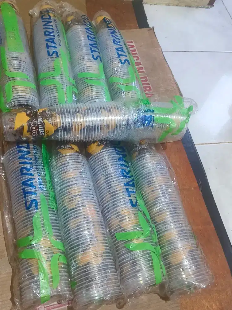 sedotan dan cup minuman