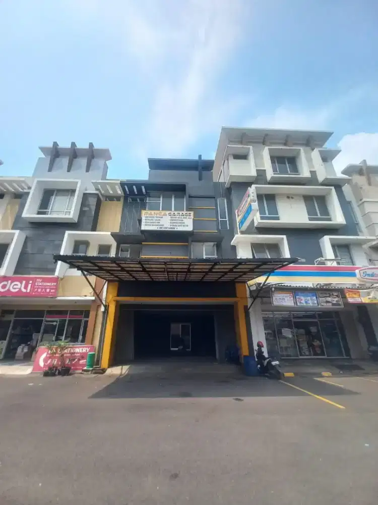 Disewakan Ruko Bagus 3 Lantai Di Harapan Indah Bagian Depan.