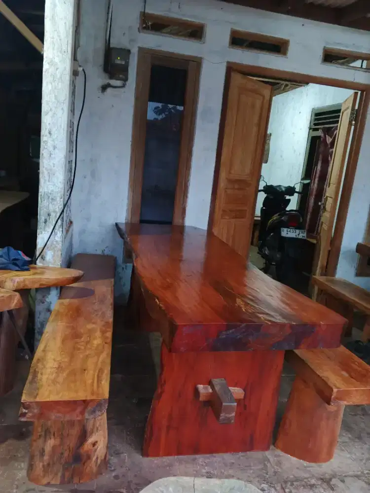 Meja makan antik teras