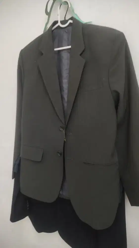 Jas abu abu kain dalam Dormeuil