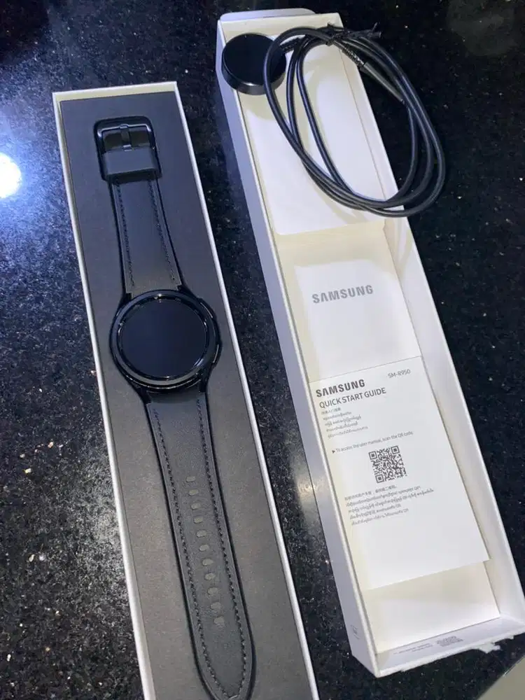 Samsung Galaxy Watch 6 Classic 43mm, warna hitam