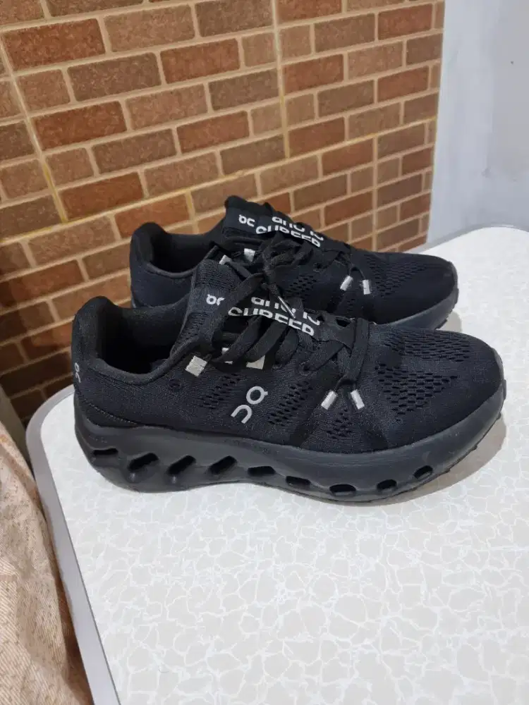 Sepatu on cloud full black size 45