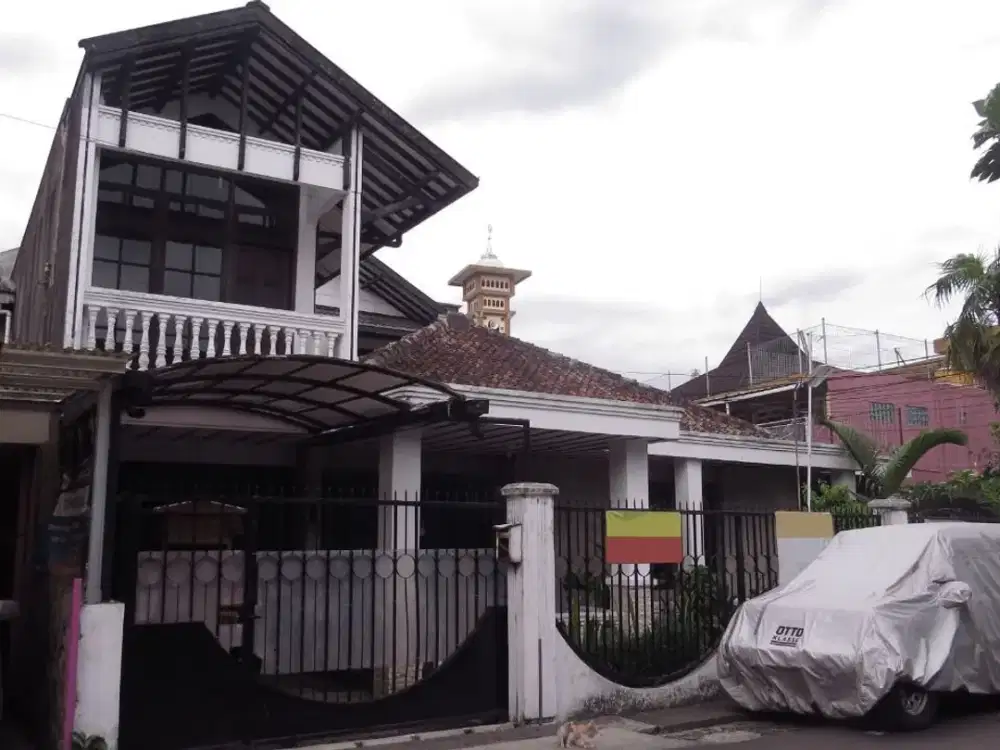 RUMAH LAMA TERAWAT STRATEGIS DI KOMPLEK CIKUTRA DEKAT WIDYATAMA SAYAP PAHLAWAN