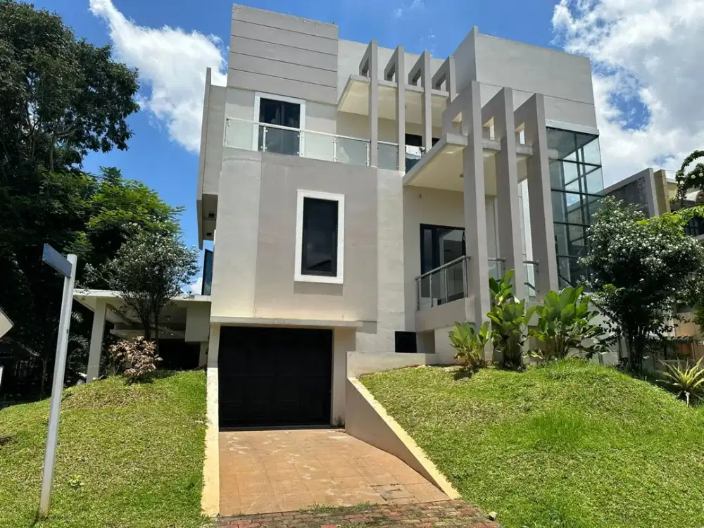 Dijual Cepat Rumah Mewah 3 Lantai  di Legenda Wisata