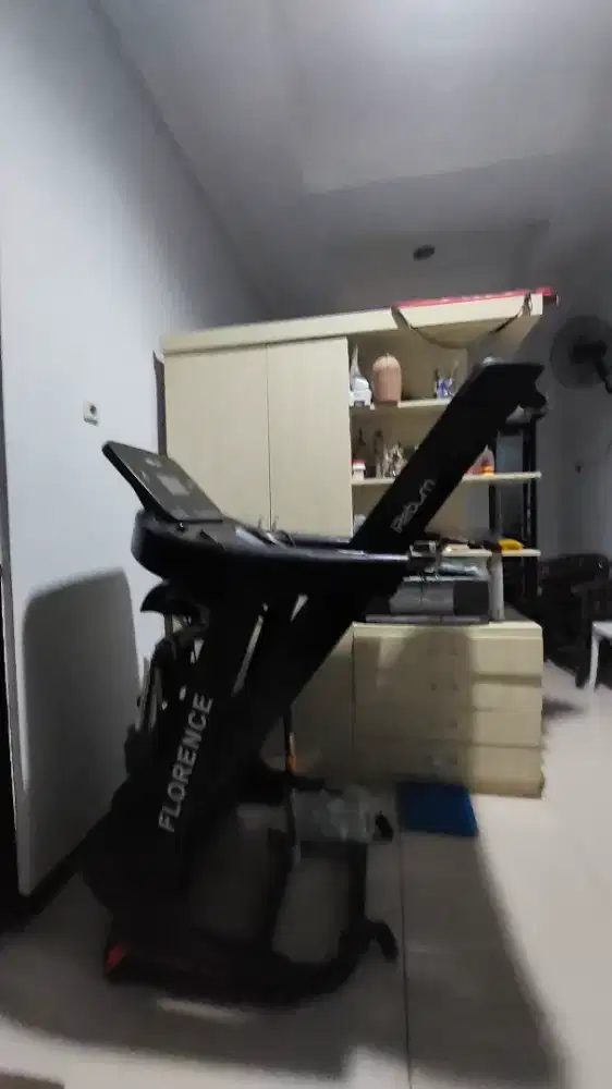 Jual alat olah raga treadmil kondisi seperti baru dengan berat 140 kg