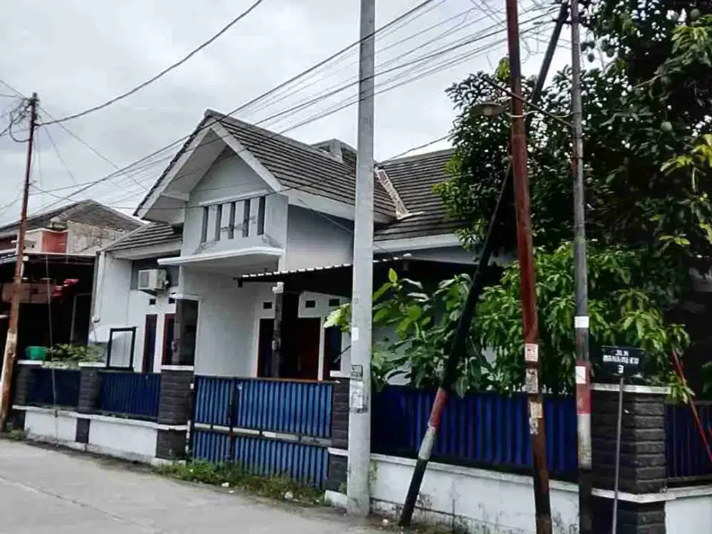 Rumah parkir luas di jl. kaliurang km 7
