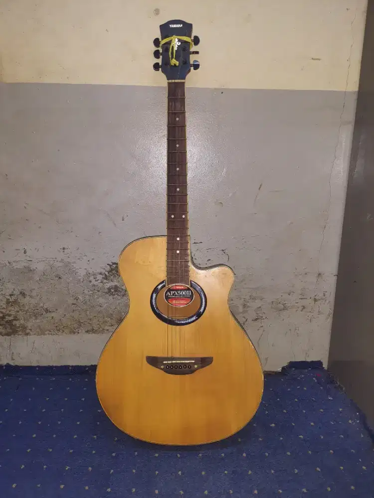 Gitar akustik YAMAHA masih mulus sudah tanam besi