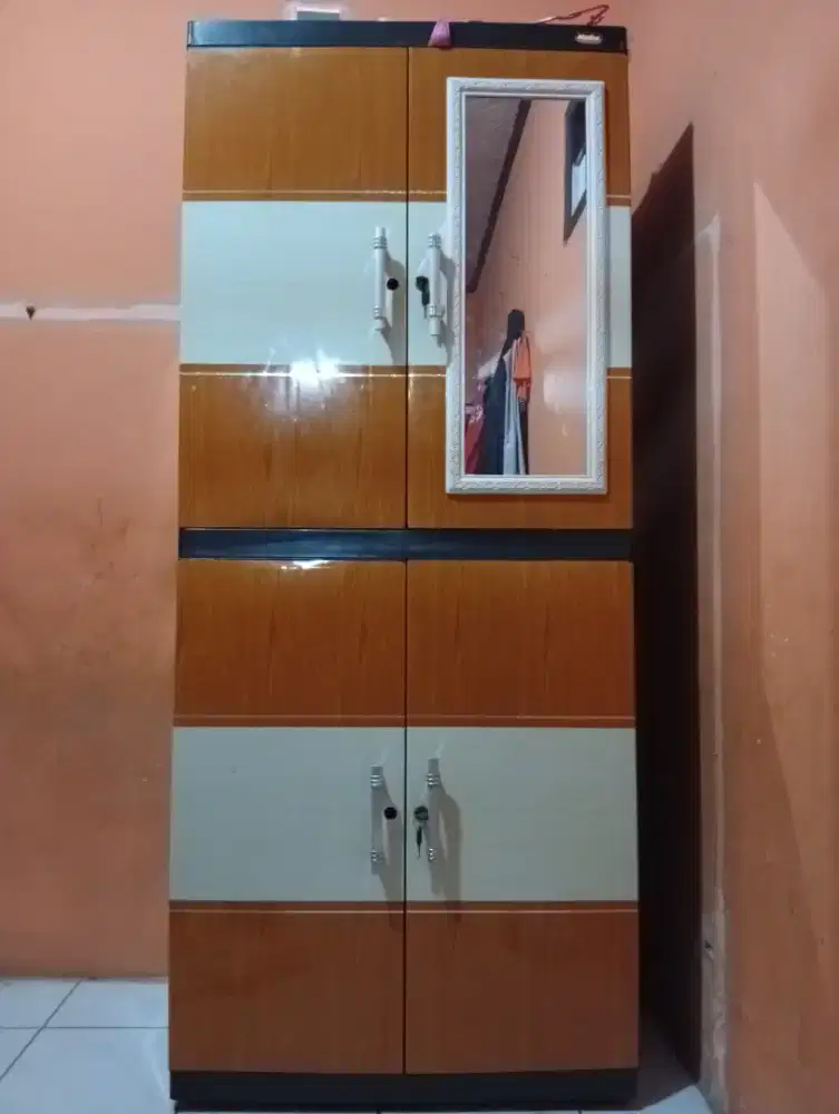 Lemari plastii merk Naiba