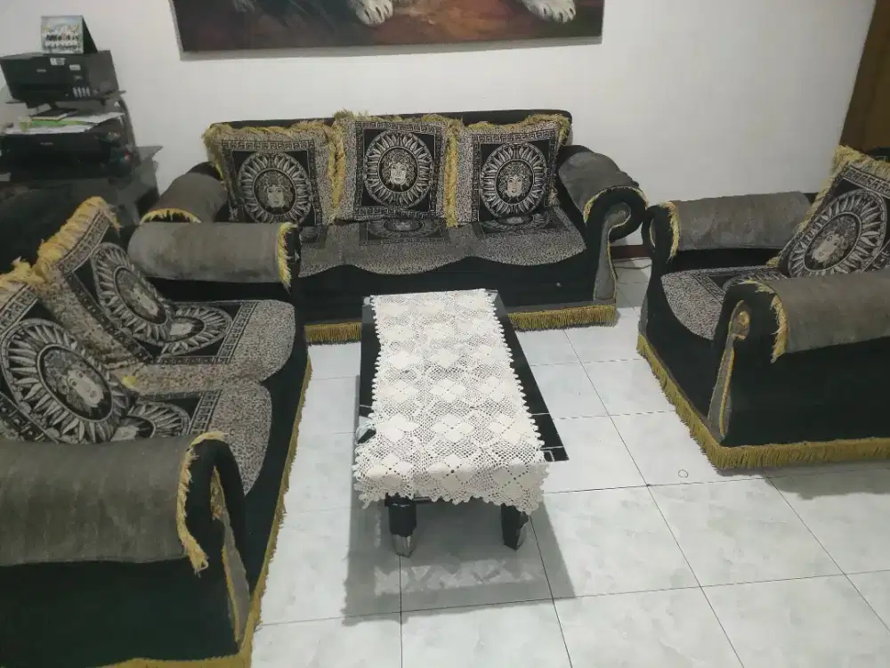 Jual Sofa 1 Set + Meja  Kondisi Bagus, Minus Kaki 1 – Rp 2 Juta (Nego)