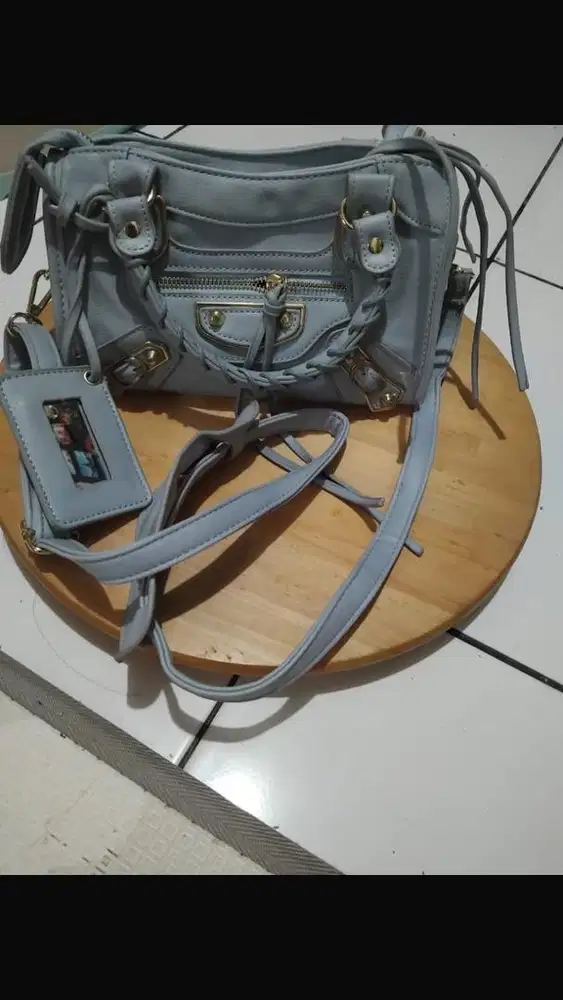 Tas Balenciaga warna biru muda