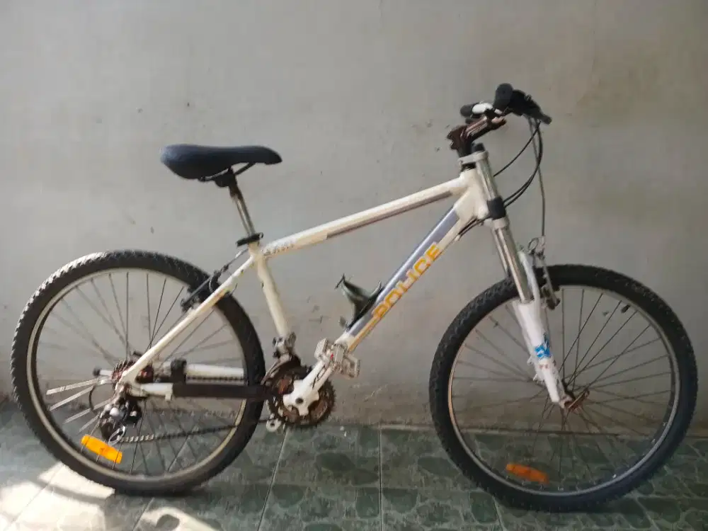 Sepeda mtb 26 alloy merk Police 119. Siap goes.  Ttmbh sepeda bisa jg