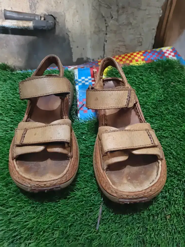 Sendal gunung clarks