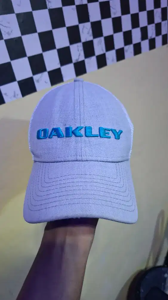 Topi Oakley x New Era
Cap