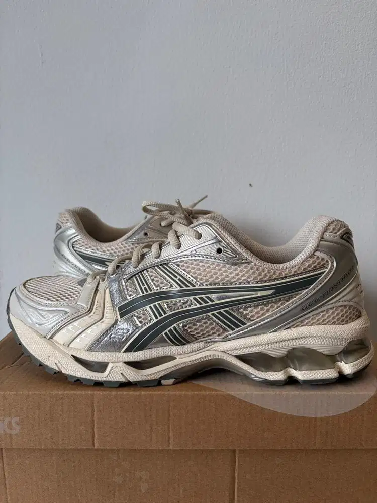 Di jual sepatu asics