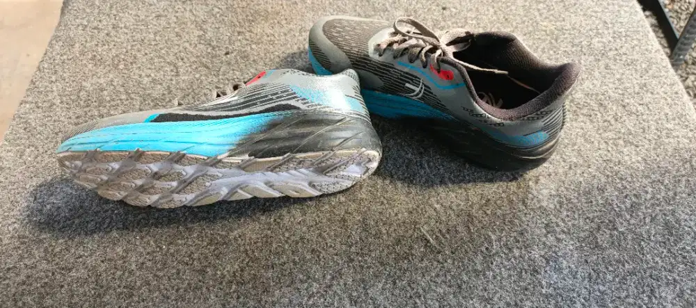 Sepatu running atau gym