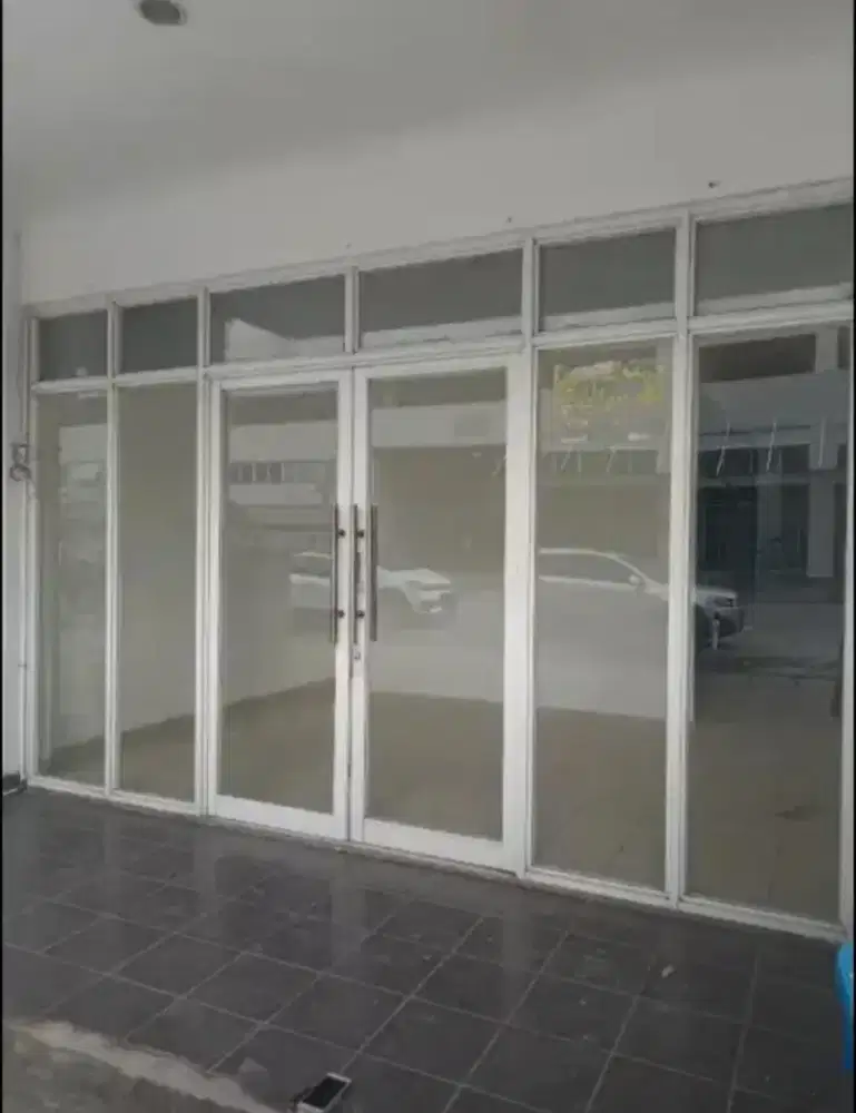 Partisi kaca aluminium