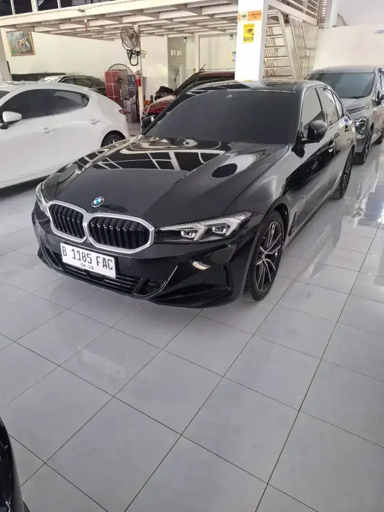 BMW 320 i hitam 2023