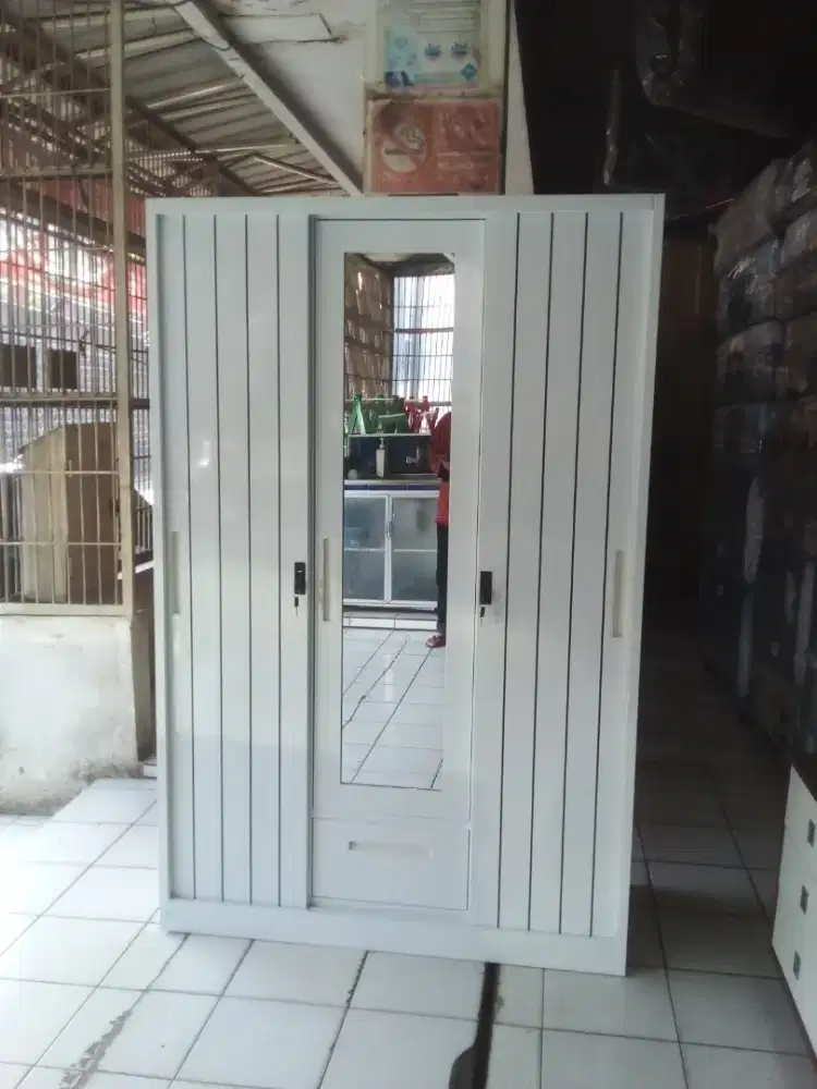 Lemari besi 3 pintu