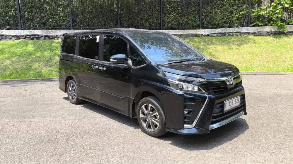 Toyota Voxy 2021.
