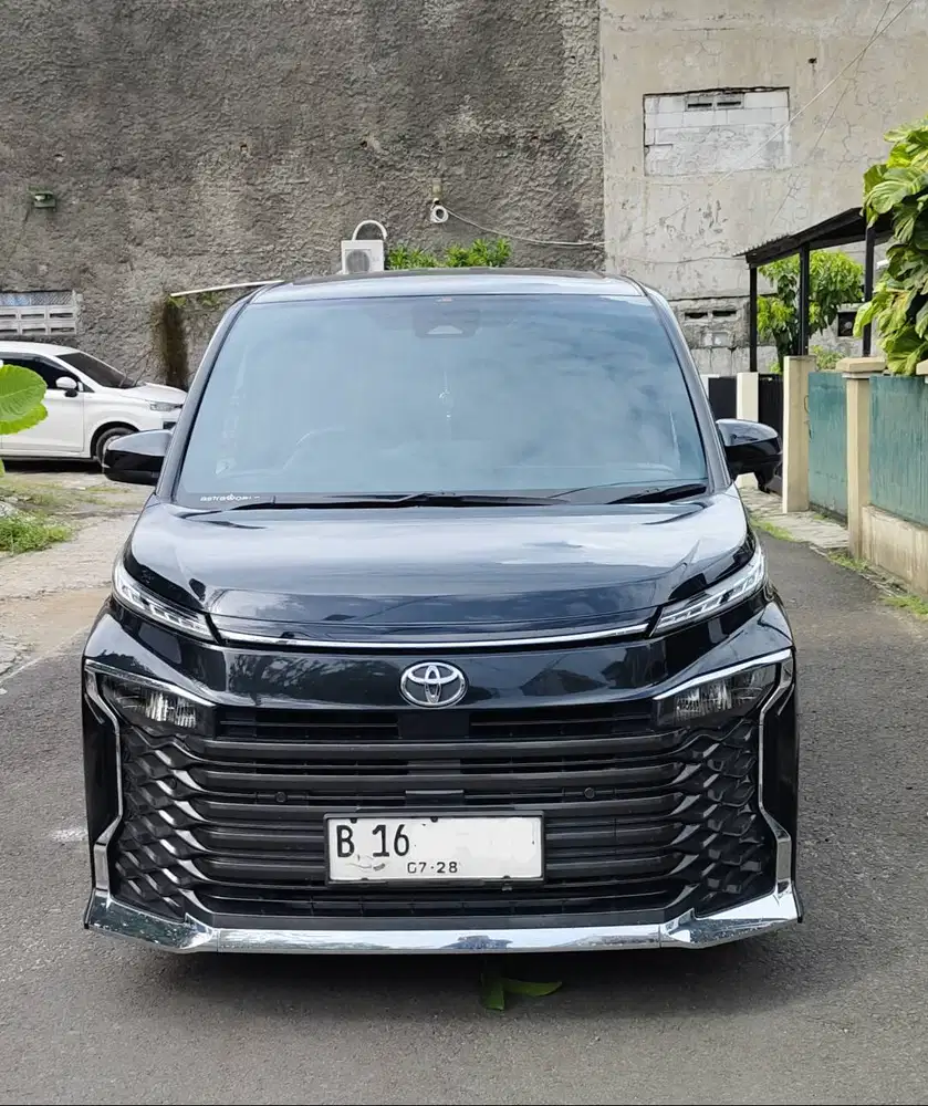 FOR SALE Toyota Voxy 2.0 CVT TSS - Hitam Metalik (NIK 2023)