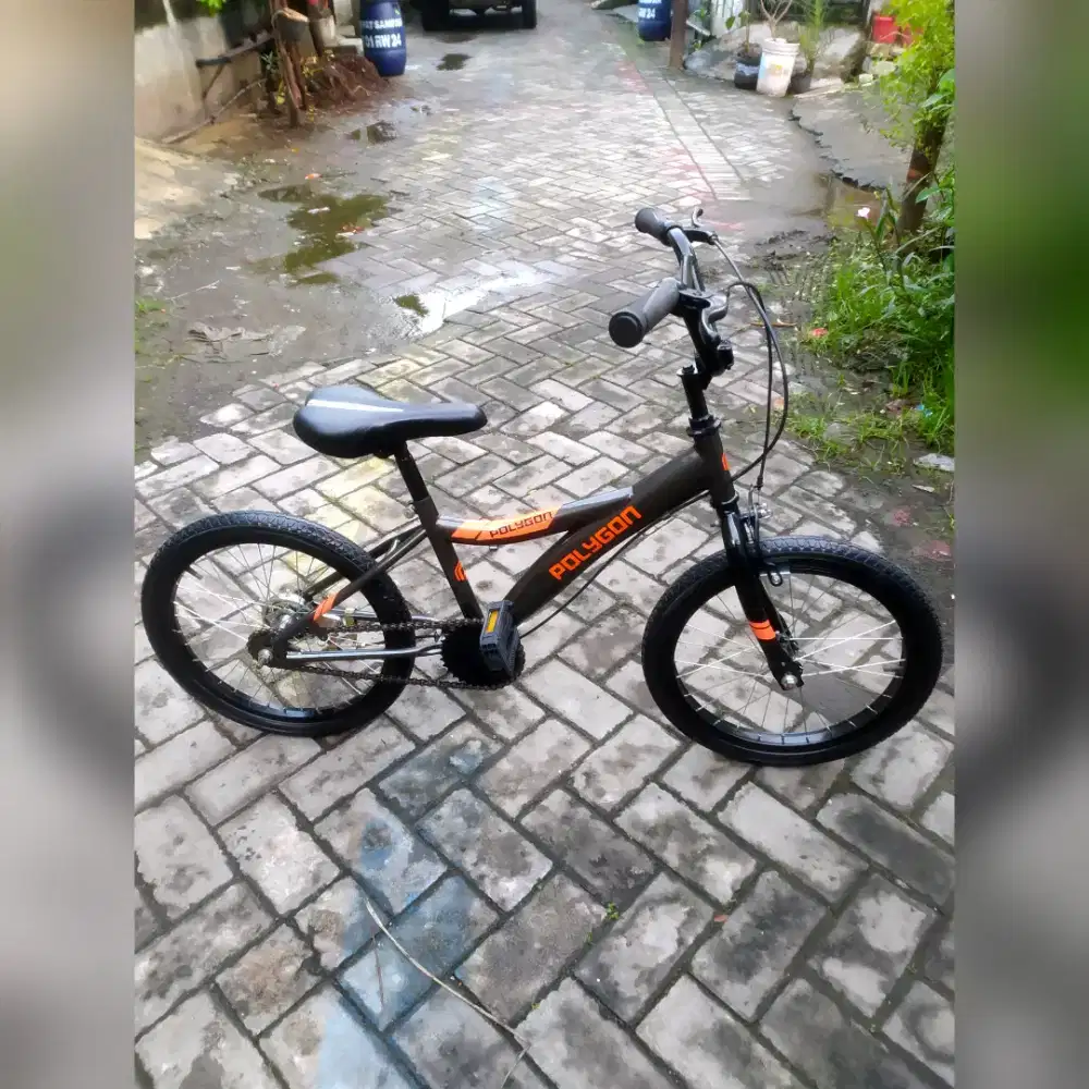 Sepeda anak ukuran 18 full mulus mengkilap