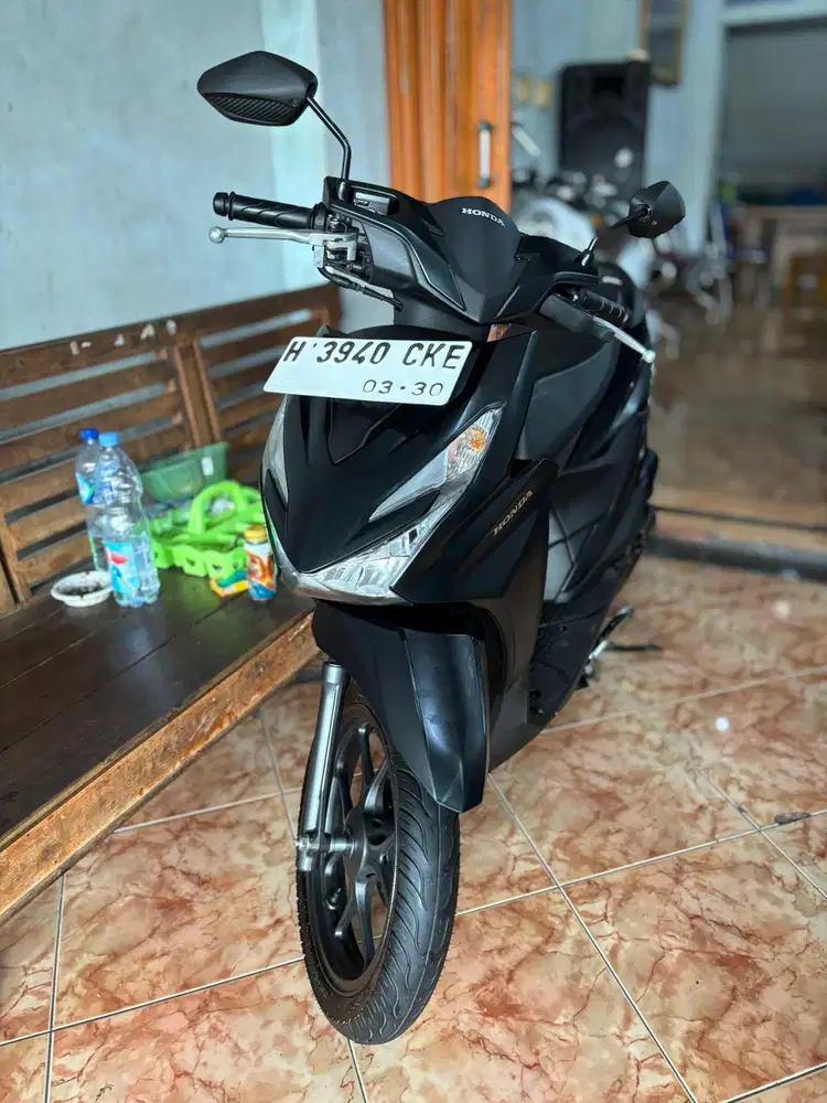 Beat Deluxe 2024 hitam