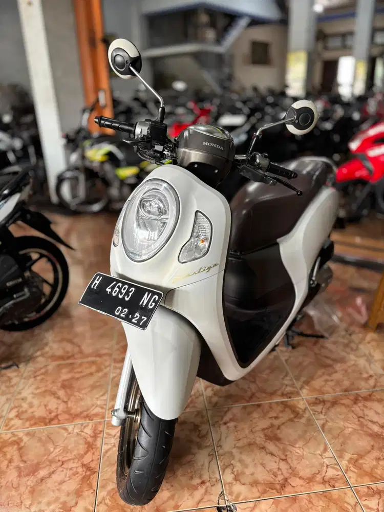 Scoopy 2022 putih