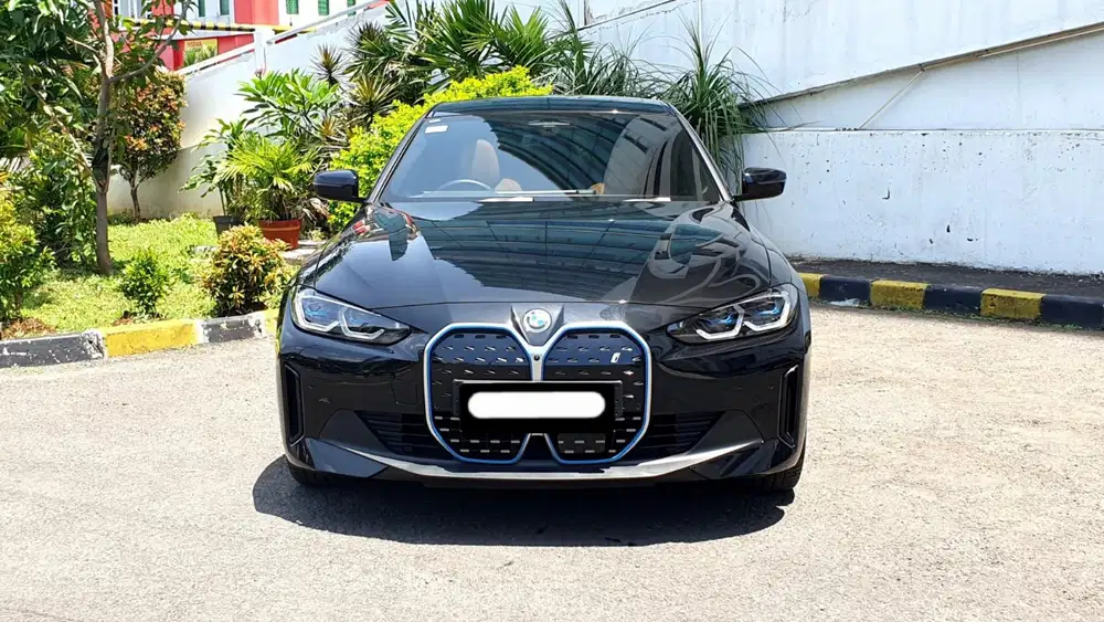 Km3rb bmw i4 listrik 2024 hitam