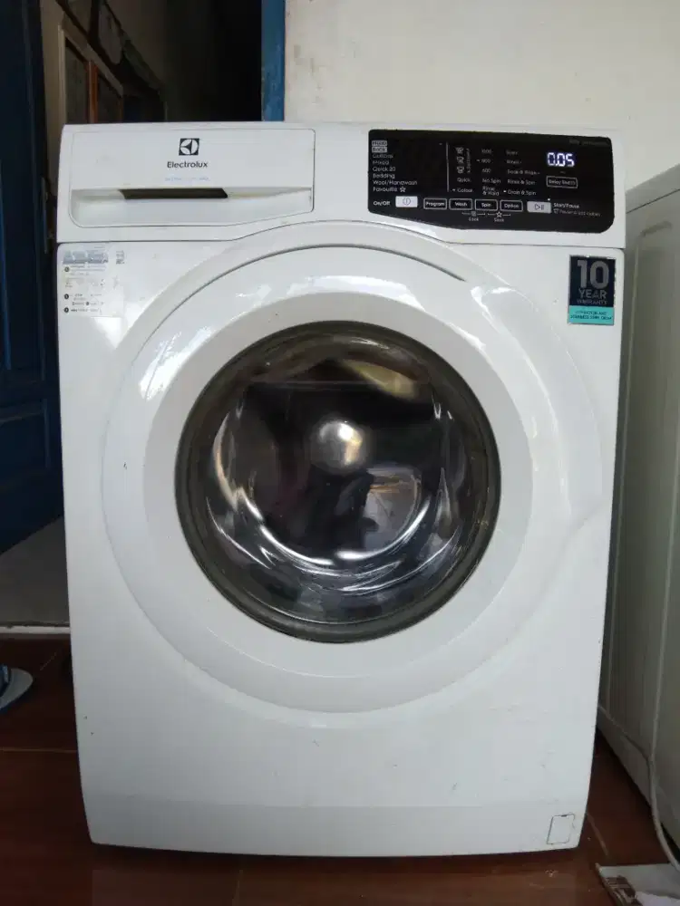 Mesin cuci Electrolux 8 kg otomatis pintu depan